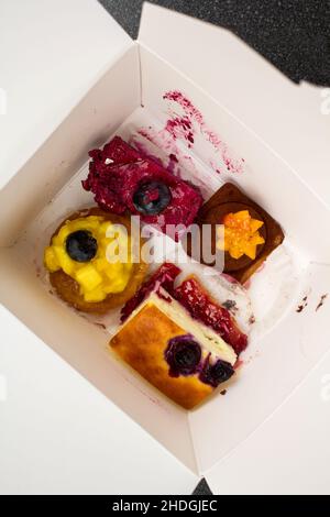 tartlet, petit four, pet carrier, to go, tartlets, petit fours, pet carriers Stock Photo