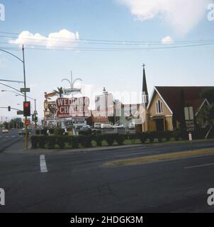 1975, historicai, exterior view of the Candlelight wedding chapel in Las Vegas, USA, located at the corner of Riviera on a highway known as the Strip, a famous thoroughfare in the gambling town. It originallly opened in 1966 as the Chapel of the West Algiers, its then owner, Jack Walsh, also owning the nearby Algiers Hotel. At this time, the Strip was mainly hotels, gas stations, restaurants and desert, with the hotels set back from the road. Many famous people got married at the Candlelight, including singer Barry White and Clayton Moore, the Lone Ranger. It closed in 2003. Stock Photo