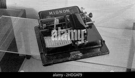 1980s, historical, a vintage Mignon typewriter, on dispay. The AEG Mignon No 3 was an index typewriter made in Germany for the Electrical Company. Stock Photo