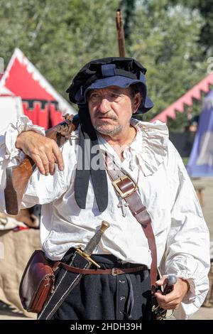 ALCALA DE HENARES, MADRID, SPAIN - OCTOBER 12, 2021:Man disguised as a soldier of the Spanish thirds posing with his weapons during the celebration of Stock Photo