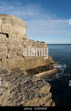 Cliffs at the Tilly Whim Caves, Durlston Country Park, Swanage, Isle of Purbeck, Dorset, England. Jurassic Coast Stock Photo