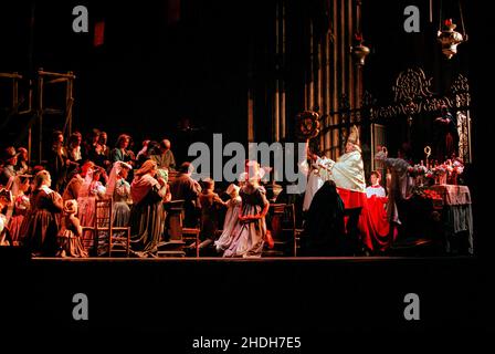 Act 1 - the church of Sant'Andrea al Quirinale: TOSCA by Puccini at The Royal Opera, Covent Garden, London WC2  12/09/2000  conductor: Carlo Rizzi  set design: Renzo Mongiardino  costumes: Marcel Escoffier  revival lighting: John B Read  original director: Franco Zeffirelli  revival director: Jeremy Sutcliffe Stock Photo