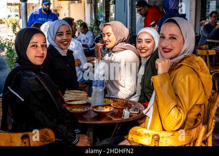 A Group Of Young Jordanian Women Enjoy Breakfast Outside A Cafe In Aqaba, Aqaba Governorate, Jordan. Stock Photo