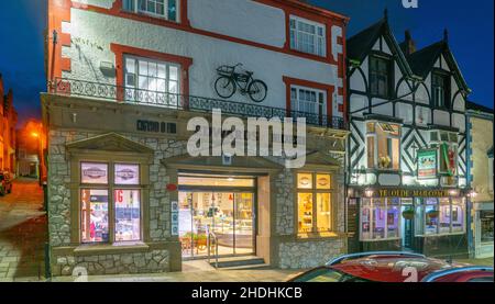 Edwards of Conwy Shop and Ye Olde Mail Coach Pub, High Street, Conwy, North Wales. Image taken in November 2021. Stock Photo