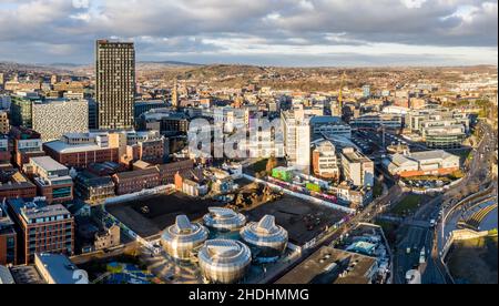 SHEFFIELD, UK - DECEMBER 16, 2021.  Aerial view of Sheffield city centre with The Arts Tower and Hallam University buildings and Students’ Union HUBS Stock Photo
