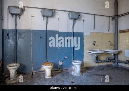 toilet, run down, sanitary facilities, sanitary facility, toilets, shabby Stock Photo