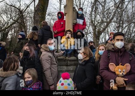 Pamplona, Spain. 05th Jan, 2022. Parents and children waiting to see the Three Kings pass in Puente de La Magdalena.The walls of Pamplona were opened to receive the three Magi of the East. At the scheduled time, mounted on their faithful dromedaries Romeo, Baffi and Pesao, they crossed the Bridge of La Magdalena Melchor, Gaspar and Baltasar fulfilling their tradition and crossing the Portal de France to access the city center next to its colorful entourage. Credit: SOPA Images Limited/Alamy Live News Stock Photo