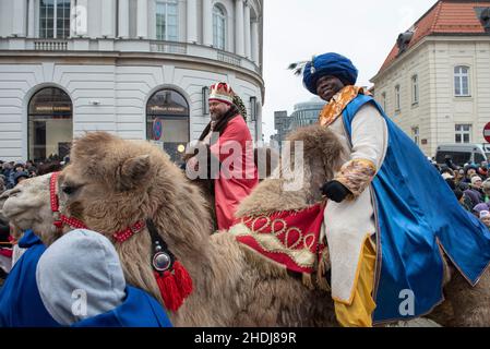 Warsaw, Warsaw, Poland. 6th Jan, 2022. Men dressed as kings are seen on camelback during the Epiphany celebration on January 6, 2022 in Warsaw, Poland. Several hundreds of people gathered in the old town to celebrate Epiphany, also known as Three Kings Day in Poland, despite the rising number of Sars-CoV2 (Coronavirus) infections. (Credit Image: © Aleksander Kalka/ZUMA Press Wire) Stock Photo