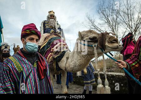 Pamplona, Spain. 05th Jan, 2022. King Melchior waits on the Bridge of La Magdalena for his entourage to lead him to the ancient citadel of Pamplona.The walls of Pamplona were opened to receive the three Magi of the East. At the scheduled time, mounted on their faithful dromedaries Romeo, Baffi and Pesao, they crossed the Bridge of La Magdalena Melchor, Gaspar and Baltasar fulfilling their tradition and crossing the Portal de France to access the city center next to its colorful entourage. (Photo by Nacho Boullosa/SOPA Images/Sipa USA) Credit: Sipa USA/Alamy Live News Stock Photo