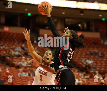 January 5, 2022: Austin, Texas, USA: Longhorns center Lauren Ebo (1) reacts as Texas Tech Red Raiders forward Taylah Thomas (24) goes to the basket during an NCAA women's basketball game between Texas and Texas Tech in Austin. (Credit Image: © Scott Coleman/ZUMA Press Wire) Stock Photo