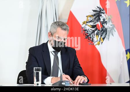 Vienna, Austria. 6th January 2022. Press conference after the consultations on the corona development on Thursday, January 6th, 2022, in the Federal Chancellery in Vienna with Federal Chancellor Karl Nehammer (ÖVP) Stock Photo