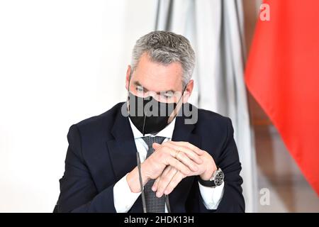 Vienna, Austria. 6th January 2022. Press conference after the consultations on the corona development on Thursday, January 6th, 2022, in the Federal Chancellery in Vienna with Federal Chancellor Karl Nehammer (ÖVP) Stock Photo