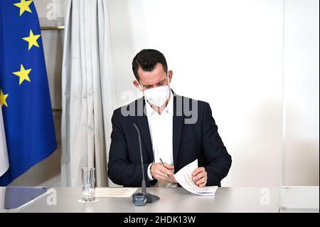 Vienna, Austria. 6th January 2022. Press conference after the consultations on the corona development on Thursday, January 6th, 2022, in the Federal Chancellery in Vienna with Minister of Health Wolfgang Mückstein (the Greens) Stock Photo