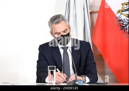 Vienna, Austria. 6th January 2022. Press conference after the consultations on the corona development on Thursday, January 6th, 2022, in the Federal Chancellery in Vienna with Federal Chancellor Karl Nehammer (ÖVP) Stock Photo