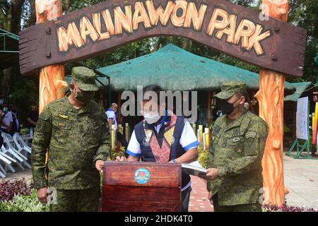 Bais, Philippines. 05th Jan, 2022. DPWH acting Secretary Roger G. Mercad, Lt. Gen. Robert C. Dauz PA Commander, Visayas Command, AFP with governor Governador Roel Ragay Degamo checked the devastation brought about by Typhoon Odette in Bais City, Philippines on January 5, 2022. They conducted site visit and inspected the on-going joint clearing operations by LGU-DPWH. (currently undertaking massive clearing activities along Negros, Cebu and Bohol) (Photo by Joseph C. Ceriales/Pacific Press/Sipa USA) Credit: Sipa USA/Alamy Live News Stock Photo