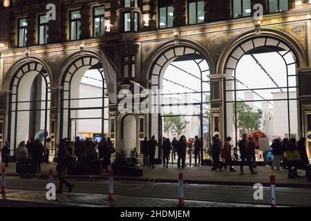 London, UK, 6 January 2022: customers queue outside the flagship Apple store on Regent Street in the West End. The company is the most highly valued in the world with a brand which has international reach and high profits. Anna Watson/Alamy Live News Stock Photo