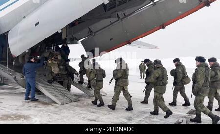 (220107) -- MOSCOW, Jan. 7, 2022 (Xinhua) -- Screenshot taken on Jan. 6, 2022 shows soldiers boarding a military transport aircraft at the Chkalovsky airfield on the outskirts of Moscow, Russia. The Russian Aerospace Forces are delivering a contingent to Kazakhstan as part of a peacekeeping mission organized by the Collective Security Treaty Organization (CSTO), the military bloc said Thursday. (The Russian Defense Ministry/Handout via Xinhua) Stock Photo