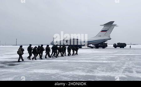 (220107) -- MOSCOW, Jan. 7, 2022 (Xinhua) -- Screenshot taken on Jan. 6, 2022 shows soldiers boarding a military transport aircraft at the Chkalovsky airfield on the outskirts of Moscow, Russia. The Russian Aerospace Forces are delivering a contingent to Kazakhstan as part of a peacekeeping mission organized by the Collective Security Treaty Organization (CSTO), the military bloc said Thursday. (The Russian Defense Ministry/Handout via Xinhua) Stock Photo