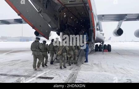 (220107) -- MOSCOW, Jan. 7, 2022 (Xinhua) -- Screenshot taken on Jan. 6, 2022 shows soldiers boarding a military transport aircraft at the Chkalovsky airfield on the outskirts of Moscow, Russia. The Russian Aerospace Forces are delivering a contingent to Kazakhstan as part of a peacekeeping mission organized by the Collective Security Treaty Organization (CSTO), the military bloc said Thursday. (The Russian Defense Ministry/Handout via Xinhua) Stock Photo