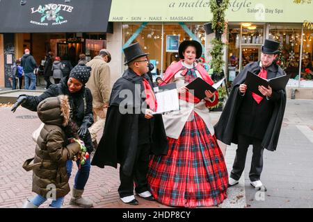 Carolers on Marion Street and happy listeners. Downtown Oak Park, Illinois  Stock Photo - Alamy