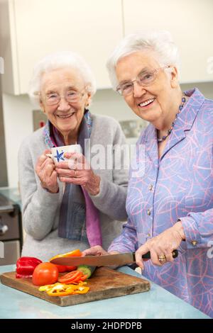 senior, cooking, nursing home, retirement, roommate, senior-wg, elderly, old, seniors, to cook, elderly care, nursing homes, retire, retired, Stock Photo