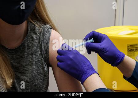 London, UK. 17th Dec, 2021. A vaccinator seen administering a Covid-19 boost jab to a woman at a vaccination centre. (Credit Image: © Dinendra Haria/SOPA Images via ZUMA Press Wire) Stock Photo