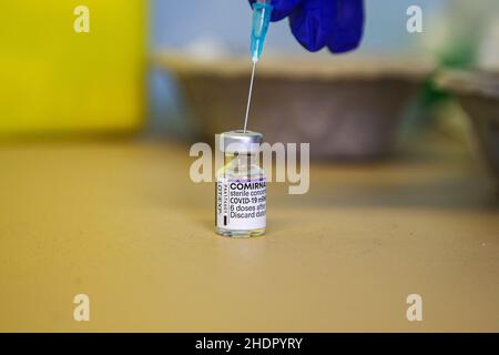 London, UK. 21st Nov, 2021. A vaccinator seen preparing a Covid-19 boost jab at a vaccination centre. (Credit Image: © Dinendra Haria/SOPA Images via ZUMA Press Wire) Stock Photo