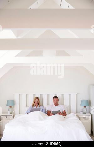 couple, home, internet, online, mobil, bedroom, wlan, pairs, homes, internets, web, onlines, mobils, bedrooms, wlans Stock Photo