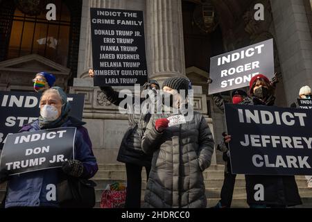 New York, New York, USA. 6th Jan, 2022. Activists took over the steps of Manhattan's Main Library, marking the one-year anniversary of the January 6, 2021 attack on the U.S. Capitol. The group called on Attorney General Merrick Garland to indict who they deem the ''real coup leaders, '' including Donald Trump, Mark Meadows, Jim Jordan, and Ivanka Trump. (Credit Image: © Michaal Nigro/Pacific Press via ZUMA Press Wire) Stock Photo