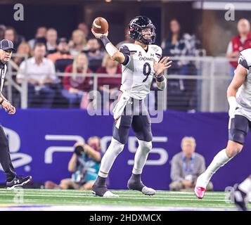 CINCINNATI, OH - OCTOBER 31: Cincinnati Bearcats cornerback Ahmad Gardner  (12) in action during the game against the Memphis Tigers and the Cincinnati  Bearcats on October 31, 2020, at Nippert Stadium in