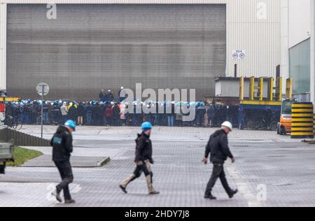 Wismar, Germany. 07th Jan, 2022. Employees of MV Werften gather at the shipyard site for a staff meeting called at short notice. The continued existence of MV Werften is acutely endangered, the employees' wages could not be paid as scheduled. The federal government, the state and the shipyard owner Genting Hong Kong have so far been unable to agree on a new rescue package. Credit: Jens Büttner/dpa-Zentralbild/dpa/Alamy Live News Stock Photo