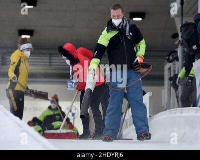 Winterberg, Germany. 07th Jan, 2022. Skeleton: World Cup, women, 1st run. Volunteers sweep the ice channel at the start and clear it from snow between the runs. The men's 1st run was not scored today because too little sweeping was done. Credit: Caroline Seidel/dpa/Alamy Live News Stock Photo