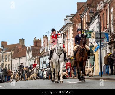 Members of Middleton hunt, along with the Foxhounds ride through Malton town centre ahead of the Boxing day fox hunt. North Yorkshire. UK Stock Photo