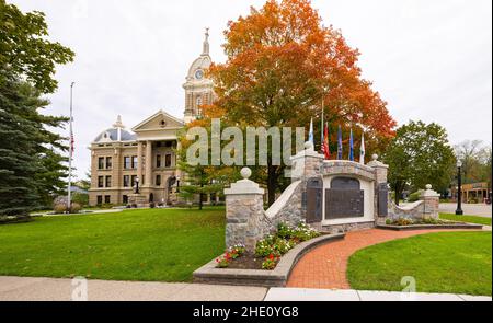 Mason, Michigan, USA - October 24, 2021: The Ingham County Courthouse and it is War Memorial Stock Photo