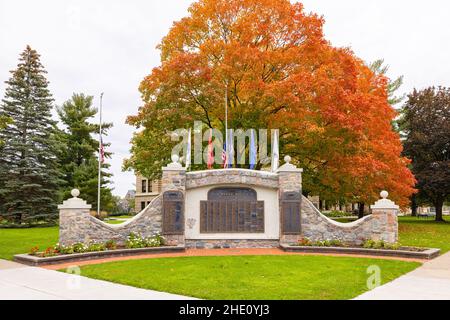 Mason, Michigan, USA - October 24, 2021: The Ingham County Courthouse and it is War Memorial Stock Photo