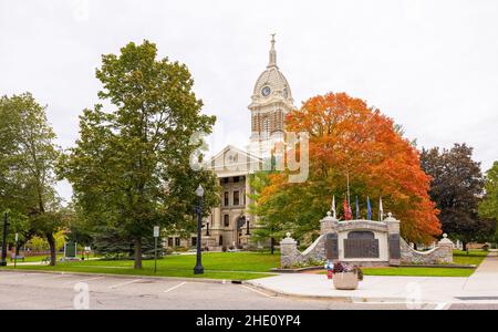 Mason, Michigan, USA - October 24, 2021: The Ingham County Courthouse and it is War Memorial Stock Photo