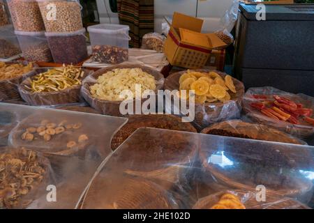 Marktstand mit kandierten Früchen und Oliven am Gardasee Stock Photo