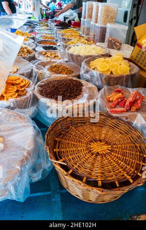 Marktstand mit kandierten Früchen und Oliven am Gardasee Stock Photo
