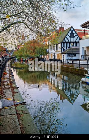 UK, Lincolnshire, Lincoln, The Witch and Wardrobe Pub, Waterside Shopping Centre and Empowerment Sculpture over the River Witham Stock Photo
