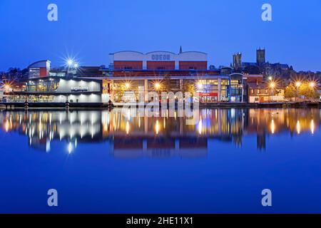 UK, Lincolnshire, Lincoln, Brayford Pool with Lincoln Cathedral in the distance just before sunrise. Stock Photo