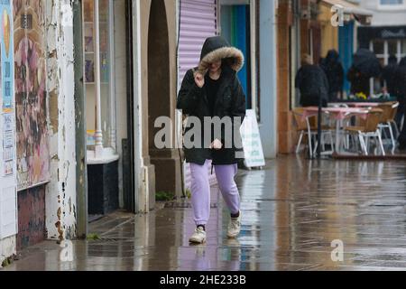 Hastings, East Sussex, UK. 08 Jan, 2022. UK Weather: A wet weather band of heavy rain hits the seaside town of Hastings in East Sussex. Photo Credit: Paul Lawrenson /Alamy Live News Stock Photo