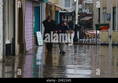 Hastings, East Sussex, UK. 08 Jan, 2022. UK Weather: A wet weather band of heavy rain hits the seaside town of Hastings in East Sussex. Photo Credit: Paul Lawrenson /Alamy Live News Stock Photo