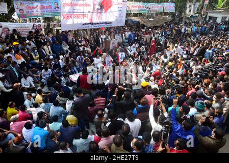 Dhaka, Bangladesh. 8th Jan 2022. Supporters of the Bangladesh Nationalist Party (BNP) take part in a protest rally demanding the immediate release of their Chairperson Khaleda Zia and to be allowed to go abroad for her better treatment in front of National Press Club in Dhaka, Bangladesh, on January 8, 2022 Credit: Mamunur Rashid/Alamy Live News Stock Photo