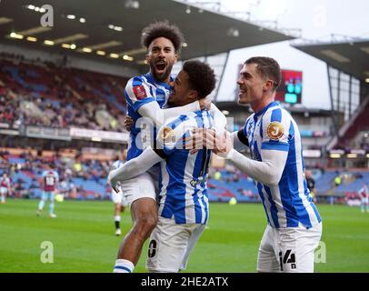 Huddersfield Town's Josh Koroma (centre, 10) scores his sides first goal to level the score at 1-1 during the Emirates FA Cup third round match at Turf Moor, Burnley. Picture date: Saturday January 8, 2022. Stock Photo