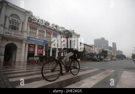 New Delhi, New Delhi, INDIA. 8th Jan, 2022. A cyclist pedals past a deserted street of Connaught Place market during weekend curfew imposed by the authorities to curb the spreading of the Covid-19 coronavirus in New Delhi on January 8, 2022. (Credit Image: © Vijay Pandey/ZUMA Press Wire) Credit: ZUMA Press, Inc./Alamy Live News Stock Photo