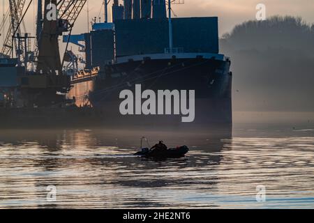 DERRY, LONDONDERRY, UNITED KINGDOM - December 19 2021: Staff working on the river foyle harbour in Northern Ireland. Stock Photo