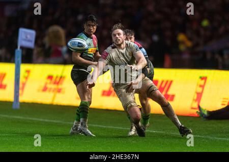 LONDON, UNITED KINGDOM. 08th, Jan 2022. is tackled during Gallagher Premiership Rugby Round 13 Match between Harlequins vs Exeter chiefs at Stoop Stadium on Saturday, 08 January 2022. LONDON ENGLAND.  Credit: takaimages/Alamy Live News Stock Photo