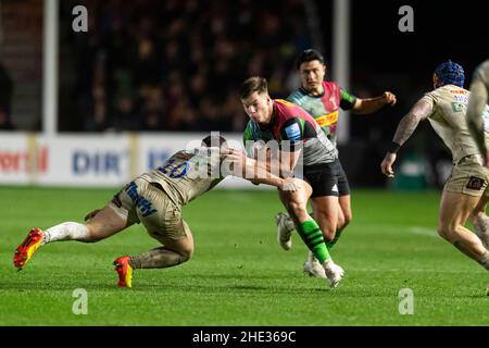 LONDON, UNITED KINGDOM. 08th, Jan 2022. Scott Steele of Harlequins (centre) is tackled during Gallagher Premiership Rugby Round 13 Match between Harlequins vs Exeter chiefs at Stoop Stadium on Saturday, 08 January 2022. LONDON ENGLAND.  Credit: takaimages/Alamy Live News Stock Photo