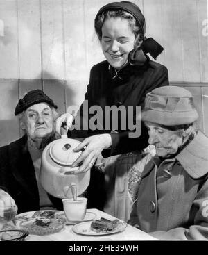 Salvation Army Major Florence Thomlinson pouring tea for elderly ladies in the Black Country, West Midlands, Uk Stock Photo