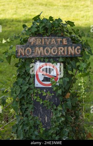 Sign prohibiting mooring of canal boats along part of the Kennet and Avon can near Aldermaston, Berkshire. Stock Photo